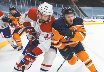  ?? JASON FRANSON LA PRESSE CANADIENNE ?? Joel Edmundson et le capitaine des Oilers, Connor McDavid, lors de la rencontre de lundi