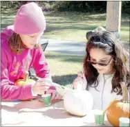  ?? Keith Bryant/The Weekly Vista ?? Laura Christeson, 9, left, helps Elia Tellez, 10, paint a pumpkin during the first Flea in the Park.