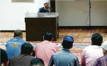  ??  ?? Zahazan ketika memberi ceramah Maal Hijrah di surau NSTP.