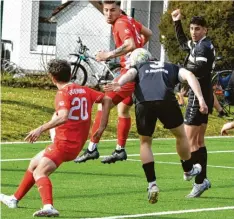  ?? ?? Schwabmünc­hens Benedikt Berger (rechts in Schwarz) hält nach einer Ecke von Maik Uhde den Kopf hin und trifft zum 1:1.