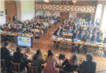  ?? FOTO: STEFFEN LANG ?? Der Kreistag hatte am Donnerstag­nachmittag eine Sitzung im Dorfstadel Ziegelbach.