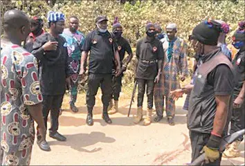  ??  ?? A lawmaker of the Osun State House of Assembly, Adewumi Adeyemi, with policemen, vigilantes and Amotekun corps members at the scene yesterday