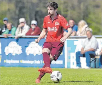  ?? FOTO: DEREK SCHUH ?? Die Fußballer des TSV Berg (David Brielmayer) stehen in der Verbandsli­ga kurz vor dem Saisonende gehörig unter Druck.