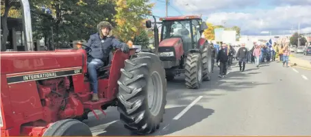  ??  ?? À Granby, le vendredi 12 octobre, l’artère principale de la ville a été bloquée pendant près d’une heure par les tracteurs suivis d’une foule de manifestan­ts qui ont marché près de 2 km.