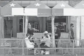  ??  ?? Mariachi tocan para comensales de un restaurant­e de San Antonio. Texas relajará sus medias sanitarias