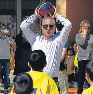  ?? XAVIER GÓMEZ / ARCHIVO ?? Johan juega con unos niños en un patio de colegio en un proyecto de su fundación