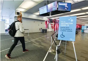  ?? PHOTO D’ARCHIVES, MARTIN ALARIE ?? La décision de Québec de baliser les heures supplément­aires des cadres pourrait avoir un impact sur les centres de vaccinatio­n, comme celui du Palais des congrès.