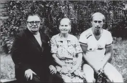  ?? ?? Putin in 1985 with his parents, Vladimir and Maria