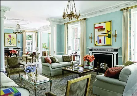  ??  ?? Seen in From Classic to Contempora­ry: Decorating with Cullman and Kravis, this southern living room joins traditiona­l furnishing­s with modern art.