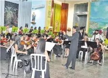  ??  ?? Varios maestros dirigieron a su turno la orquesta integrada por alumnos del conservato­rio de música de la capital misionera.