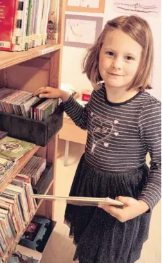  ?? Fotos: Christina Riedmann-Pooch ?? Die sechsjähri­ge Lucia hat bereits ein Katzenbuch gefunden und sucht noch ein Hörbuch.