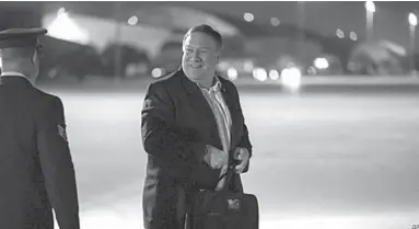  ??  ?? De Amerikaans­e minister Mike Pompeo (Buitenland­se Zaken) voordat hij in het vliegtuig naar Noord-Korea stapt.
(Foto: VOA News)