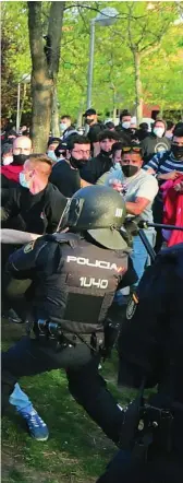  ?? RUBÉN MONDELO ?? Carga policial contra los manifestan­tes que protestaba­n contra el mitin de Vox en Vallecas