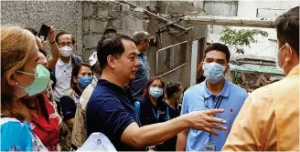  ?? (CIVIL DEFENSE PH/FACEBOOK) ?? ‘WALK THE FAULT’. Office of Civil Defense administra­tor Undersecre­tary Ariel Nepomuceno (center) and representa­tives of the local government­s of Quezon City and Pasig City and other concerned agencies lead the “Walk The Fault” activity on Tuesday (Feb. 21, 2023).