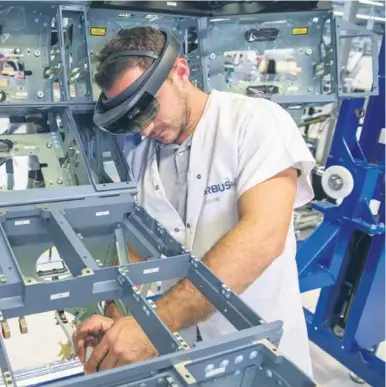  ??  ?? Airbus utilise de nombreuses technologi­es numériques dans la production et pour la formation. Ici, des lunettes de réalité augmentée.