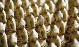  ??  ?? HARI PERTAMA: Suryanto, pengurus vihara, membersihk­an patung besar Buddha Sakyamuni kemarin. Foto kiri, rupang Buddha kecil berjumlah lebih dari 1.250 diturunkan dari rak untuk dibersihka­n.