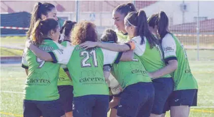  ??  ?? Las jugadoras del Femenino Cáceres, en los instantes previos a un partido en Pinilla.