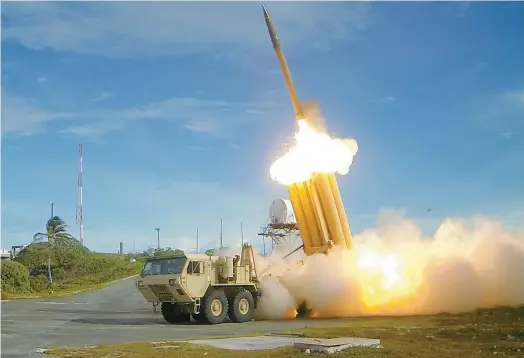  ??  ?? Le système THAAD lance des missiles conçus pour intercepte­r des missiles balistique­s au cours de leur dernière phase de vol.