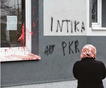  ?? Foto: Georg Wendt, dpa ?? Zu den politisch motivierte­n Straftaten zählen auch diese Schmierere­ien an einer Moschee in Pinneberg (Schleswig Holstein). Dort wurden 2016 die Worte „AKP“, „PKK“und „Intikam“(Rache) an die Wand gesprüht.