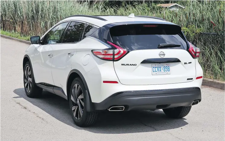  ?? PHOTOS: JIL MCINTOSH/DRIVING.CA ?? The sharp pitch of the Murano’s back window removes a bit of visibility, but a rear-view camera comes standard.