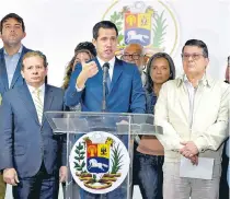  ?? BLOOMBERG ?? Juan Guaidó (centro) advirtió que si le impiden entrar al Parlamento, puede citar a sesiones en cualquier otra parte.