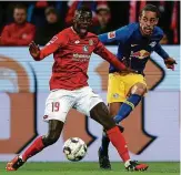  ?? FOTO: SIMON HOFMANN/GETTY ?? Moussa Niakhate (links) und der FSV Mainz trotzten dem Tabellendr­itten aus Leipzig (Yussuf Poulsen, rechts) einen Punkt ab.