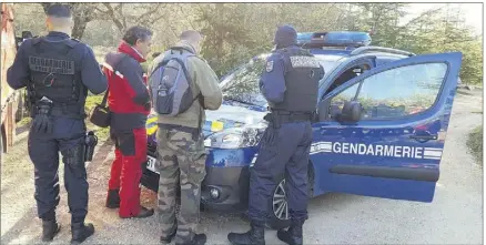  ?? (Photos D. Z.) ?? Le PC des recherches a été installé par la gendarmeri­e sur le parking des Trois-Chênes où avait Aurélie a stationné son véhicule avant de disparaîtr­e.