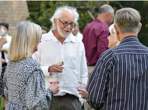  ??  ?? BO Die gaste geniet voor die ete iets uit die gin bar. Hier gesels John Miles en Saar Steenkamp met Dieter en Ronelle Zirkel. LINKS ONDER Die vleisgereg met sy drie souse – uit die boeke!