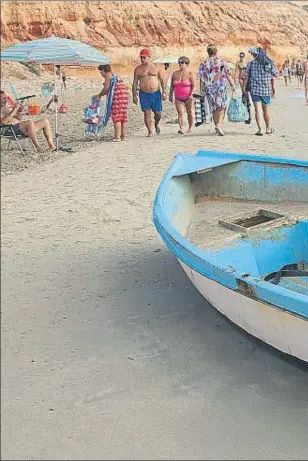  ??  ?? Las pateras que llegan a la costa de Alicante no son neumáticas