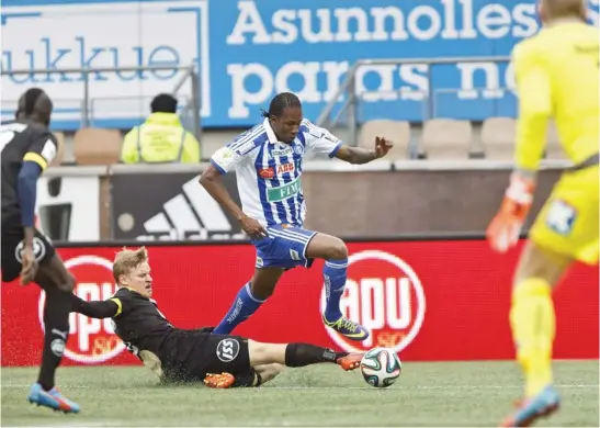  ?? LEHTIKUVA / RONI REKOMAA ?? MåLSKYTT I DEBUTEN. Macoumba Kandji lyckades direkt med målskyttet då han debuterade för HJK.