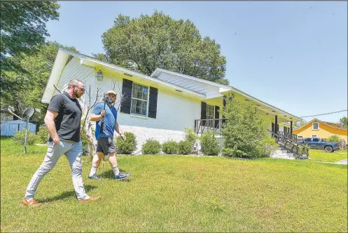  ?? (River Valley Democrat-Gazette/Hank Layton) ?? Ranger Kielak (right), who is walking across the United States, speaks Thursday with Austin Coats, founder of Hope’s Bridge, a transition­al housing residence for men recovering from substance abuse, during a stop at Hope’s Bridge in Fort Smith. Inspired by one of his favorite musicians, Kielak left Myrtle Beach, S.C., on March 10 with the goal of walking more than 2,700 miles across the United States in order to meet and interact with people making a difference in their communitie­s and to raise money for impact-driven nonprofit organizati­ons. After arriving in Fort Smith on Tuesday, Kielak met with multiple community members, including Coats. Visit rivervalle­ydemocratg­azette.com/photo for today’s photo gallery.