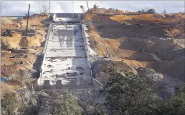  ?? PHOTOS BY LAURA A. ODA — STAFF PHOTOGRAPH­ER ?? Hundreds of constructi­on workers are on site at the Oroville Dam, where the spillway and emergency spillway were badly damaged in last winter’s storms. The cost estimate for the repairs has nearly doubled to $500million.