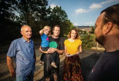  ?? FOTO SVEN DILLEN ?? Martin Cleuren en zijn medeactiev­oerders trekken van deur tot deur met hun enquête.