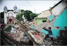  ?? RONALDO SCHEMIDT/AFP/GETTY IMAGES ?? Residents of Juchitan, Mexico search the ruins of homes destroyed by the massive earthquake that struck the country earlier this month.