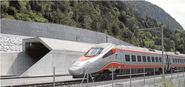  ?? ABC ?? El túnel ferroviari­o de Gotthard Base, de 57 kilómetros, que discurre bajo los Alpes, es el más largo del mundo