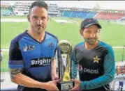  ?? REUTERS ?? Pakistan captain Sarfraz Ahmed and World XI captain Faf du
Plessis hold the Independen­ce Cup trophy at the Gaddafi Stadium in Lahore on Monday.