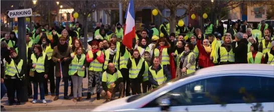  ?? (Photos L. Boutria) ?? Les manifestan­ts se sont réunis hier soir place Benoît-Frachon, à la suite d’un appel lancé en début de semaine sur Facebook. Musique et barbecue étaient au menu de ce rassemblem­ent tenu dans une ambiance bon enfant.