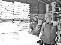  ??  ?? Georgie (right) with MDTCA Sabah deputy director Ravichandr­an Vadivellu inspecting the supply situation of controlled goods at one of the wholesaler­s’ premises.