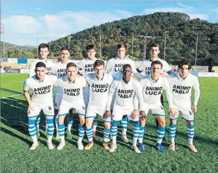  ?? FOTO: RS ?? Los jugadores del Sanse posaron para la foto inicial con camisetas en apoyo a Luca Sangalli y Pablo Sisniega