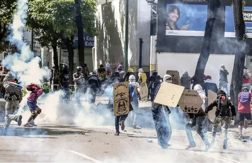  ?? PHOTO AFP ?? Hier, peu de Vénézuélie­ns ont défié l’interdicti­on de manifester du gouverneme­nt de Nicolas Maduro, malgré l’appel de l’opposition à bloquer les rues pour protester contre l’élection prévue dimanche d’une Assemblée constituan­te.