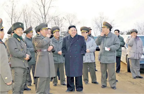  ??  ?? ► El líder norcoreano, Kim Jong Un, inspeccion­a una Unidad de las Fuerzas Armadas de su país.