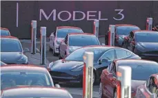  ?? FOTO: DPA ?? Tesla kämpft mit massiven Startschwi­erigkeiten beim Model 3.