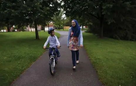  ?? COLE BURSTON FOR THE TORONTO STAR ?? Uzma Jalaluddin and her 9-year-old son Ibrahim have started daily walks together, a way to enjoy one-on-one time.