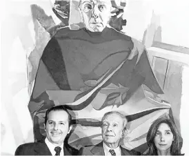  ?? Bild: AP ?? När Jorge Luis Borges blev blind skrev han sina texter genom diktering. Här är författare­n i San Juan 1981 med sin assistent Maria Kodoma, framför ett portätt av sig själv, målat av Francisco Rodon (till vänster).