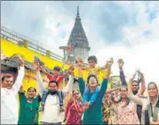  ?? DEEPAK GUPTA/HT ?? Visitors rejoice a day after the foundation-laying ceremony of the n
Ram temple in Ayodhya, Uttar Pradesh, on Thursday.