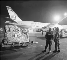  ??  ?? Kenyan police officers guard a plane transferri­ng a shipment of presidenti­al election ballots, ahead of Kenya’s August 8 election, at the Jomo Kenyatta internatio­nal airport in Nairobi, Kenya. — Reuters photo