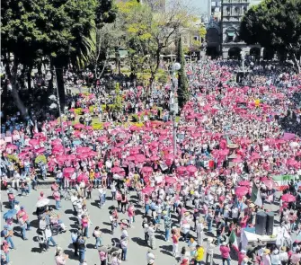  ?? /IVAN VENEGAS ?? Bajo el lema “El INE no se toca”, la multitud se reunió a un costado de la Catedral de Puebla para escuchar algunos discursos