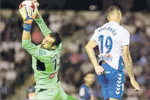  ?? FOTO: EFE ?? Diego López salvó al Espanyol en el Heliodoro. El portero, que debutaba esta temporada, tuvo que intervenir una decena de veces para evitar la derrota perica ante un buen Tenerife