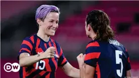  ?? ?? Las selecciona­das estadounid­enses Megan Rapinoe y Kelley O'Hara durante los Juegos Olímpicos de Tokio