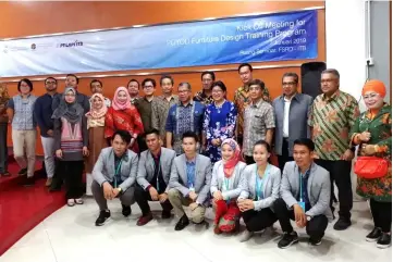  ??  ?? The Poyod team members in a group photo with ITB Faculty of Art and Design dean Dr Imam Santosa (standing first row, sixth right), faculty lecturers and STIDC officials at ITB.